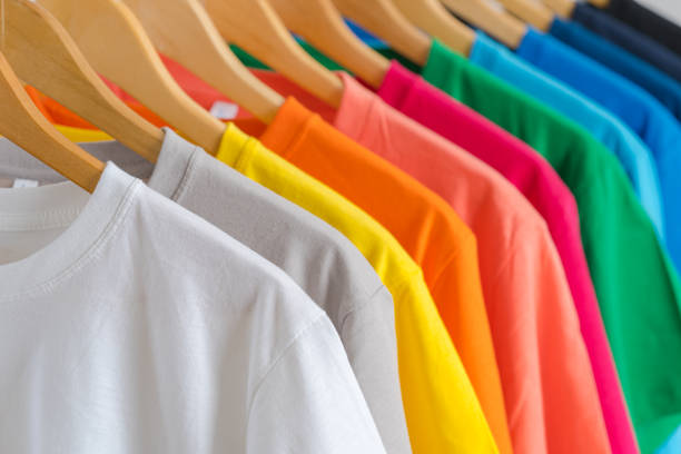 Close up of Colorful t-shirts on hangers, apparel background vêtement